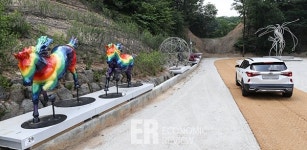[Story 포토] 차안에서 조각작품을... 크라운해태, 이색 전시회 열어 눈길