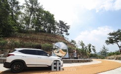 [Story 포토] 차안에서 조각작품을... 크라운해태, 이색 전시회 열어 눈길