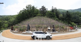 [Story 포토] 차안에서 조각작품을... 크라운해태, 이색 전시회 열어 눈길
