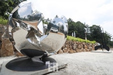 [Story 포토] 차안에서 조각작품을... 크라운해태, 이색 전시회 열어 눈길