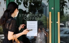 [코로나19] 스타벅스 산본점서 20대 직원 확진...남은 10명 자가격리