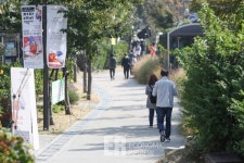 [ER 포토] 도심 속 책과 함께 즐길 수 있는 가을산책