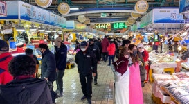 [ER 포토] 성탄연휴 마지막날 북적이는 인천종합어시장...거리두기는 어디에?