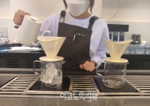 [르포] 커피 품질 높인다...원두 볶는 매장 엔제리너스 LAB 1004