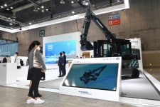 요소수 품귀에…건설기계, 친환경 에너지 전환 속도 빨라진다