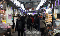 [Story포토] 설 앞두고 모처럼 활기찾은 전통시장