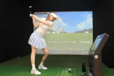 뜨거운 골프 사랑…직장인들이 스크린 골프장에 몰려든다