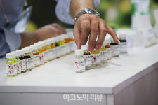 [ER포토]화장품의 좋은 원료를 찾아서