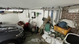 쓰레기 가득한 방배1동 주민센터 전기차 충전소…주민센터 대응도 논란