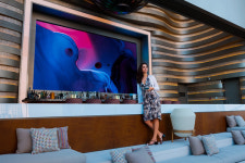 삼성전자 더 월, 두바이 특급호텔 스위트룸에 설치