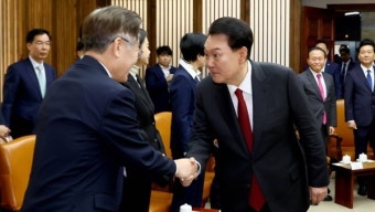 尹대통령, 시정연설 사전환담장에서 이재명 대표와 악수 인사