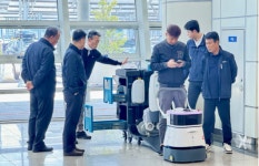 AI 청소장비로 효율·품질 높인다…코레일테크, 대전역서 공동 시연회 열려