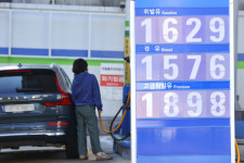 [기름값 얼마예요?] 주유소 기름값 2주 연속 하락…휘발유 평균 1661.1원