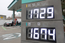 [기름값 얼마예요?] 주유소 기름값 4주 연속 하락…휘발유 평균 1729.9원