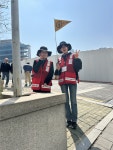 자원봉사 경력자 대기 중 충정로역 1·10번 출구 BTS 공연 안내 [포토]