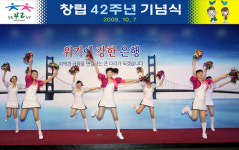 하 행장 마스코트 분장…직원들 웃음꽃