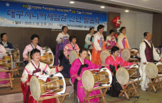 뒤늦게 배운 북·장구 솜씨가 수준급