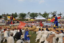 달과 구름 벗삼은 선비들의 풍류 춤으로 韓 담아내니 어깨춤이 절로