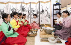 달과 구름 벗삼은 선비들의 풍류 춤으로 韓 담아내니 어깨춤이 절로