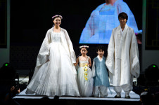 달과 구름 벗삼은 선비들의 풍류 춤으로 韓 담아내니 어깨춤이 절로