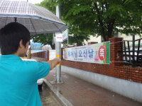 성당에 봉축 부처님 오신 날 눈길