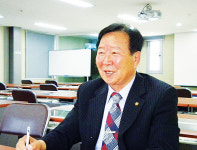 열세살때 잡화상 시작…7평 남짓한 상가서 온가족이 함께 생활