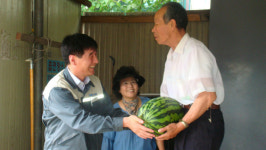 현대제철 포항공장, 수박 전달