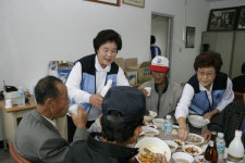 안정화 포항시의원, 청하면 경로잔치 음식대접