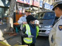 대구 북부署, 파지 수집 노인에 야광조끼 전달