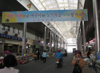 칠곡 왜관시장 한복판 차·오토바이 ‘쌩쌩’