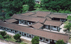 영남산 동쪽 기슭 명당에 자리 국내 최대 규모의 한옥 살림집