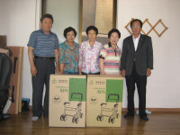 상주 인봉동 마을회, 거동 불편 어르신에 보행기 전달