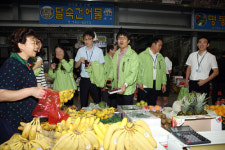 방폐물관리公, 경주 성동시장 장보기 행사