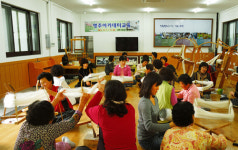 경주, 사라져가는 전통 명주짜기 기술 전수