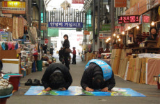 정장식 후보 부부, 포항 죽도시장에서 큰절 ‘눈길’
