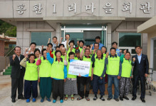 포항제철소, 노인 밤길안전 야광조끼 제공