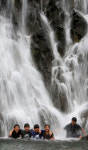 폭포수 맞으며 더위 탈출