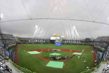 한국판 리글리필드 개장…포항야구장 시대 활짝