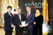 포항 시니어클럽 발전위·미소짓는 가게, 장학기금 기탁