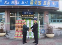탑마트 우현점, 어려운 이웃 돕기 라면·쌀 전달