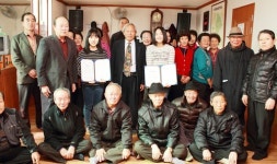고철·폐지 팔아 모은돈 장학금으로 전달