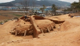 경주 천북면 신당리 야산서 통일신라 왕릉급 고분 발견