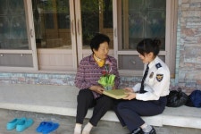 청도署, 이인선 할머니에 카네이션·생필품 전달