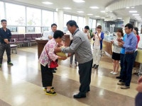 구미 인동동 신축 주민센터 첫 방문 고객 기념품 전달