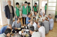 포항 용흥동새마을부녀회, 우미경로당서 국수 무료급식