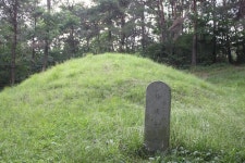 찾는 이 하나 없는 쓸쓸한 무덤…권력의 덧없음 보여주는 듯