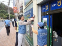 포스코 후판부 자원봉사대, 태극기 꽂이대 150곳 설치