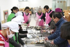 포항시 평생학습원, 구내식당서 어르신들에 급식 봉사