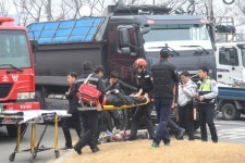 포항서 화물차 - 오토바이 사고 잇따라…2명 사상