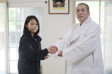 은해사 돈관 주지 스님, 육상 꿈나무에 금일봉 전달